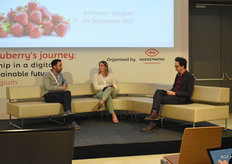 Tom Van Delm (Proefcentrum Hoogstraten), Leen Matthe (Cooperatie Hoogstraten) en moderator Michael Barkley blikken terug op het vorige congres