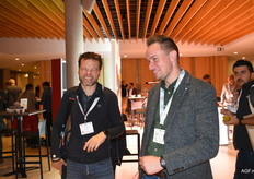 Jan Van Anken (Flevoberry) en Michiel Vermeiren (Cooperatie Hoogstraten) vermaken zich prima