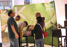 De gesprekken gingen nog even door op de stand van Koppert