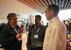 Ook tijdens de 'networking lunch' ging men fanatiek in gesprek