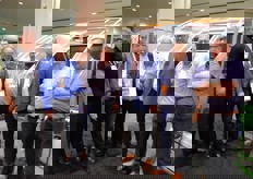 David van Hoffen, Martin van Tol, Francisco Cordero (Milestone Costa Rica), Tony van Es, Co van Es (Milestone), Robert Poljet en Frans van Gelderen op de stand van Outfront Portable Solutions. Zij namen deel aan het Floral gedeelte van de beurs.