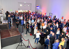 Simone spreekt de gasten toe