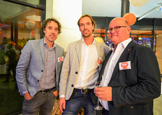 Bart Veldkamp (voormalig schaatsheld voor velen) is met zijn eigen bedrijf “I am Bart’s” een gezonde biologische 0% junk reep in de markt aan het zetten.Noud Spetgens en Jeroen Smits van Nesco / Bio Europe hebben het erg naar hun zin in hun nieuwe pand in Boekel.