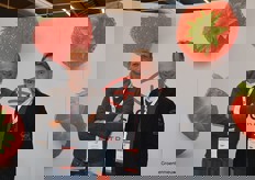 Jorrit de Vries (Planasa) en Wim Roosen (Dutch Plantin Coco Products) leenden even een stand om tussen de aardbeien te kunnen staan.