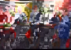 Martin Wakker, Hans Lodder en Harrie Jonker met 2e van rechts op bezoek teler Huub van der Burght