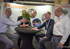 Bij Van Krimpen verstoppen de nieuwe medewerkers van het bedrijf de oude garde....