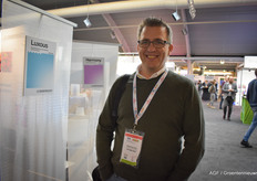 Pascal van Oers van VEK doet een rondje over de beurs