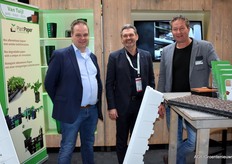 Nico den Hartog en Frits van Duijn van Van Tuijl flankeren Boudewijn van de Wal van Dutchberries, dat de extra lange (1,25 meter) en extra smalle (11 centimeter bodembreedte) aardbeienbakken van Van Tuijl gebruikt.