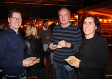 De nieuwe voorzitter van Oxin Growers John van Heijningen met Frans van Nieuwkerk en Jolanda Olsthoorn