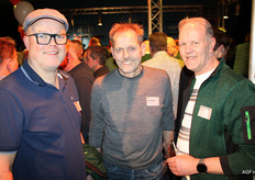 Harm Basten en John Lemmen van Eurofresh met in het midden veilmeester Peter Rutten