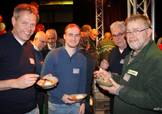Jean-Paul Tacken, Anthony Derks, Sander Tacken en Hans van Beem laten zich de maaltijd goed smaken