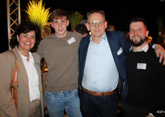 Susan van Horssen en Danny Geurten van Fossa Eugenia met in het midden Marnix en Johan Holties van Logs