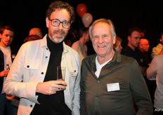 Marcel Goumans van ZON met aardbeienteler Michiel Penninx, bekend van Chielke's Aardbeien