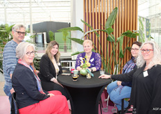 Ab Visser met de Oxin-dames Jeanette van der Burg, Marielle Broekhart, Daniele Meuldijk, Esther Vermoen en Petra van der Kuijl