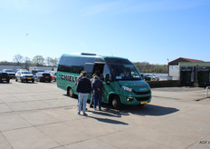 Met de bus naar de nabijgelegen locatie in Roggel