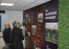 De historie van het 45 jarige zachtfruitbedrijf uitgebeeld op de wand van de vergaderzaal