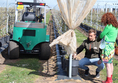 Medewerkers bij elke post voor een toelichting