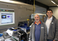 Ger Zinken en Jonathan Bervoets van Optimum Sorting. Met de blauwebessensorteermachine hebben ze bij BerryBrothers een primeur op de Nederlandse markt