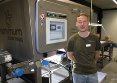 Teun van Zuilen poseert voor de nieuwe machine