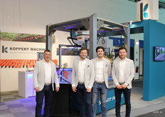 Koppert Machines introduceerde de Smart Picker om trostomaten vanuit een kist in schaaltjes te leggen. De machine pakt de tros precies bij het steeltje en knipt de tros op het juiste gewicht af.