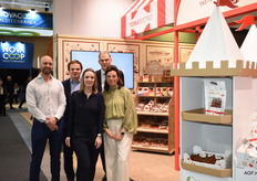 Het team van Stoffels Tomaten. Gedurende de beurs was het vanwege de drukte op de stand zoeken naar een geschikt momentje om het volledige team op de foto te krijgen, maar er kon weer naast het traditionele kasteel geposeerd worden