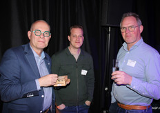 Vincent Theelen en Rico Beurskens van ZON met Theo van der Kaaij van Kaaij Kwekerij