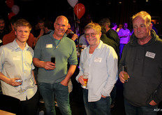 Siem Huijs (De Witte Groente & Fruit), aardbeienteler Harrie Linssen, Leon Huijs (De Witte Groente en Fruit) en John Klerken (JTG Klerken)