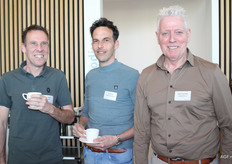 Telers Ralph en Roy Steegh met Sjaak Verploegen van Scherpenhuizen. Ralph was laatst in het nieuws met zijn kasbloemkool