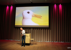 Arno Folkerts. Is het nou een eend of een konijn op het scherm?