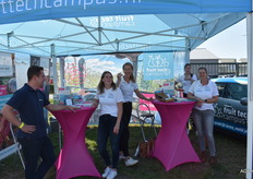 De gezellige dames van de Fruit Tech Campus: Mireille Gijsberts, Angelique Arts, Romy Montfrooij en Lisanne van Haarlem, vertellen enthousiast over hoe ze zich inzetten voor educatie binnen de sector