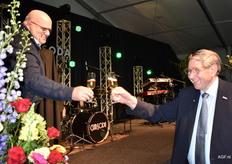 De nieuwe en scheidende voorzitter Peter van Dijck en Ton Holthuijsen. Ton blijft actief in de rol van adviseur.