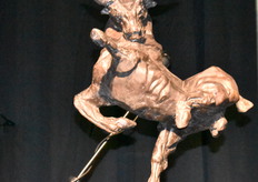 Een prachtig bronzen beeld als afscheidscadeau. Het symboliseert de verschillende karakters van Ton die tijdens de speeches naar voren kwamen.