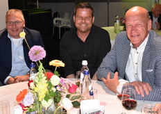 Jan Oosterom en Ton van Daalen van Oxin Growers. Midden Jeroen Verheul.