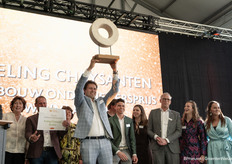 Met de familie op het podium om dit moment te vieren