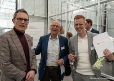 René Gomersbach en Rutger Lommerse van de jury met Mike Gitzels, een van de genomineerden