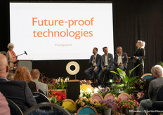 De genomineerden voor de themaprijs 'Future-proof Technologies' op het podium tijdens een panelgesprek