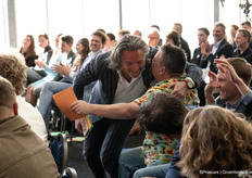 Simon Meijer van CE-line kan zijn geluk niet op, hij kwam rechtstreeks uit Las Vegas gevlogen waar hij ook al een prijs in de wacht had gesleept