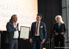 Simon Meijer van CE-Line, Jelle Beemsterboer die de prijs uitreikte en Marit van Bohemen, dagvoorzitter