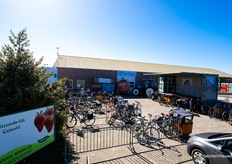 Bij Van Asseldonk konden liefhebbers van het zomerfruit hun hart ophalen