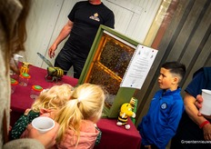 De koningin heeft een gele stip op de rug