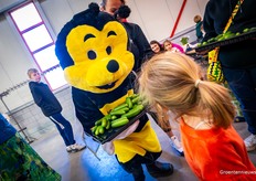 Een hommel met ene komkommer