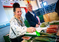 Naar huis met verse komkommers en tomaten