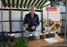 Arie Bax van Van der Knaap presenteert verschillende substraten.
