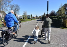 Op de fiets, lopend of in de kinderwagen, zo gaat men naar Kom in de Kas