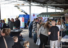 Bezoekers lekker aan het genieten van een hapje en een drankje bij Kaashoek Paprika's