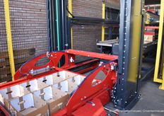 De dozen die normaliter gevuld zouden zijn met paprika's, klaar voor transport