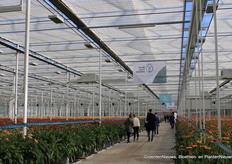 Bezoekers in de gangpaden