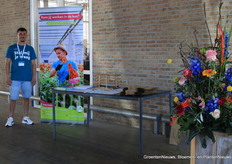 Nicolai naast zijn eigen banner.