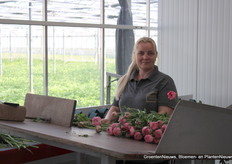 Gabriella is bezig met verpakken