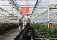 Pieter in geeft uitleg aan bezoekers